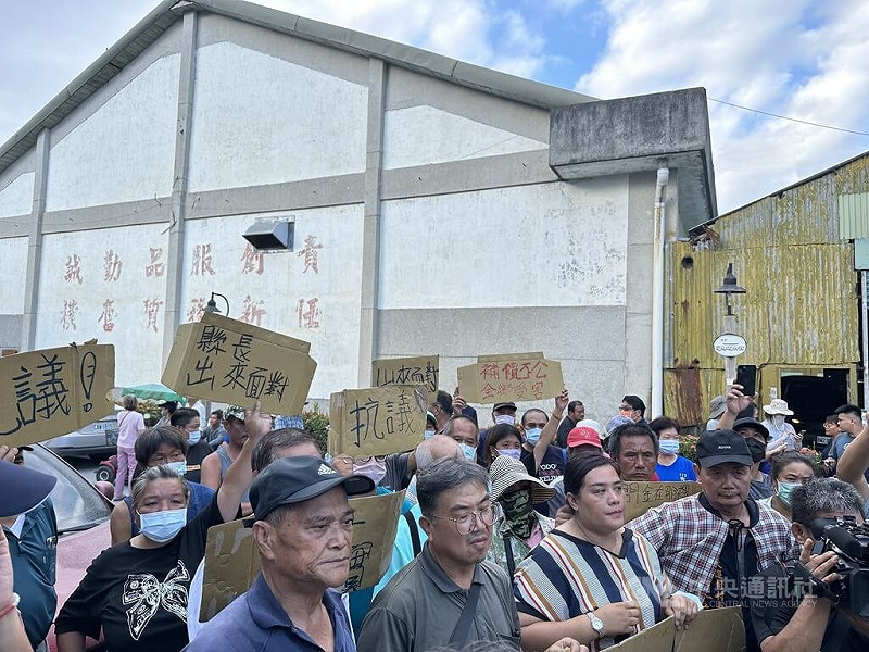 花蓮堰塞湖溢流致災，花蓮縣政府發放每戶新台幣5萬元慰助金，但大進村、大全村、南富村未納發放範圍，村民認為補償不公，6日集結陳情到縣府前進指揮所外抗議。   圖：中央社提供