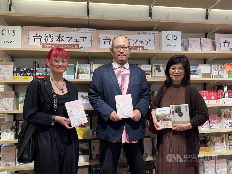 台日合作的「台灣月書展」今年邁入第4年，邀請SNET台灣編纂「台灣書旅-性別中的文化台灣」小冊。小冊由100KG公司的負責人設計師川原樹芳（中）、設計師大柴千尋（左）設計。內容介紹一橋大學學者洪郁如（右）著作「近代台灣女性史」等書籍。   圖：中央社提供