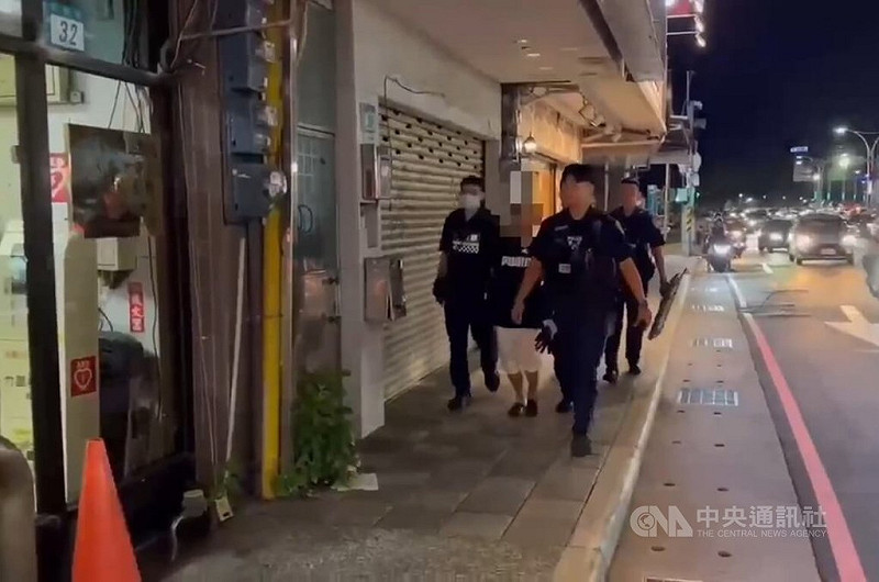 新北淡水區高姓失業男子（白色短褲者）疑不滿老母親出錢讓大家烤肉過中秋、卻不給他錢花用，揚言要砍殺家人，警方透過網路巡邏發現後主動偵辦，將高男逮捕送辦。（翻攝照片）中央社記者王鴻國傳真　114年10月6日   