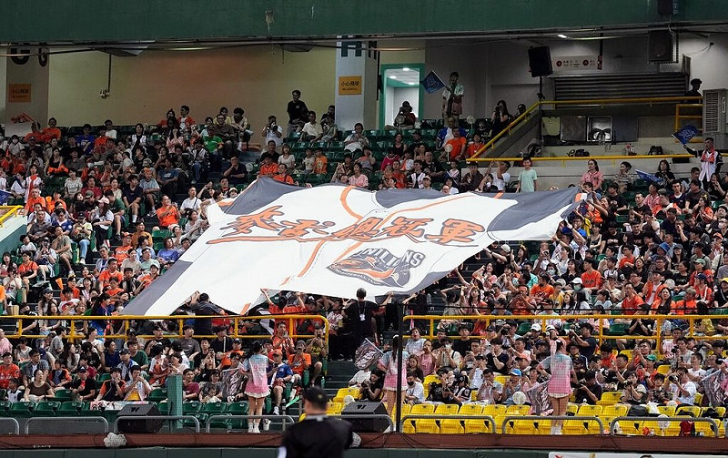 中華職業棒球大聯盟例行賽6日本年度最終戰，統一7-ELEVEn獅隊以澄清湖棒球場為主場迎戰樂天桃猿隊，終場獅隊不敵桃猿吞敗。圖為觀眾席展開加油旗幟畫面。（獅隊提供）中央社記者謝靜雯傳真 114年10月6日   