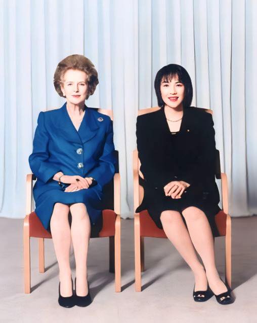 高市早苗(右)年輕時與自己最尊敬的政治家—英國前首相柴契爾夫人合影。   圖: 翻攝自矢板明夫俱樂部FB
