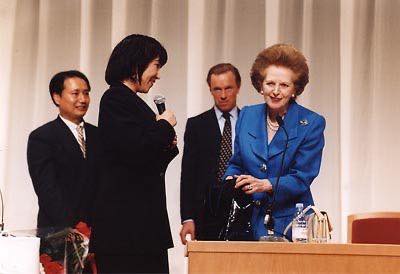 高市早苗年輕時與自己最尊敬的政治家—英國前首相柴契爾夫人合影。   圖: 翻攝自矢板明夫俱樂部FB