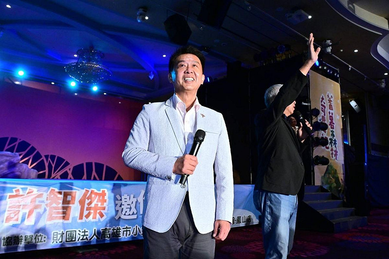 許智傑(左)表示看見孩子們掛在臉上的笑容，對他及紙風車而言是一件幸福的事情。   圖：許智傑辦公室/提供