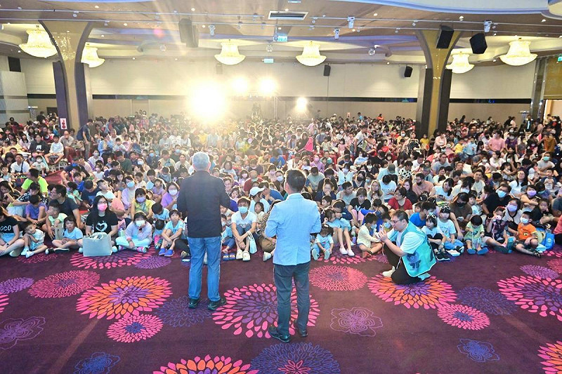 紙風車劇團《蕃薯森林奇遇記》吸引近3000人入場觀看。   圖：許智傑辦公室/提供