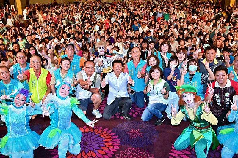許智傑(前排中)邀請紙風車劇團演出經典的《蕃薯森林奇遇記》。   圖：許智傑辦公室/提供