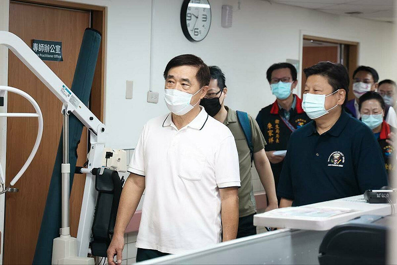國民黨主席選舉在即，候選人郝龍斌千里迢迢到花蓮，跟藍委傅崐萁一起去醫院探視！」，張育萌痛批，傅崐萁、徐榛蔚像小弟一樣走在後面，「剛好就是中央前進協調所工作會議，到記者會的時間」。   圖：取自郝龍斌臉書