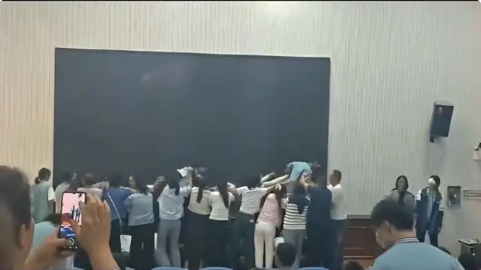  鄭州中牟縣第三高級中學，讓家長跪地，學生踩過去，有女學生踩過後拿掉眼罩，一看地下跪的是家長，當場哭了。 圖 : 翻攝自環球網 