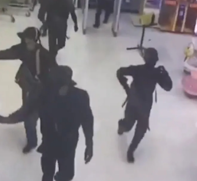 泰國發生黃金大劫案，持槍蒙面人闖入金店。   圖 : 影片截圖