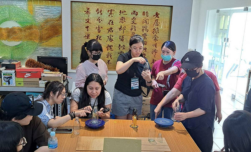 大港經典實務跨界交流活動，帶領青年設計師深入廠房、設計室與品牌基地，掌握從材料、設計到行銷的完整流程。   圖：高雄市青年局/提供