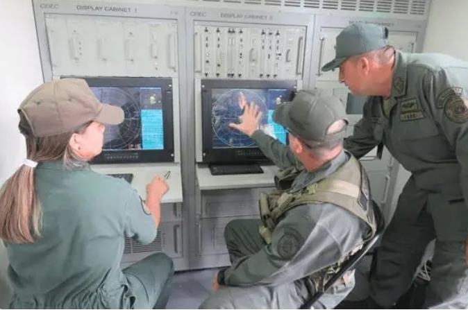 委內瑞拉軍方操作反隱形戰機雷達。   圖 : 翻攝自浮沉歐羅巴