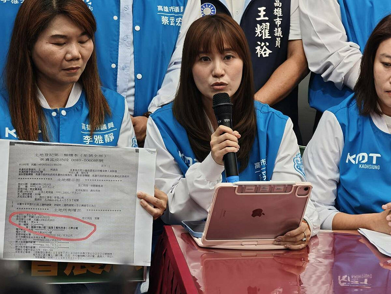 許采蓁(中)批美濃成功段88、89號地主妻子旗山永和里里長，長期穿著賴瑞隆背心輔選、出席地方活動，遭里長打臉已與前夫離婚四年多。   圖：國民黨高雄市議會黨團/提供