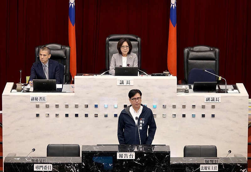 陳其邁(前)市長施政報告後接受質詢，重申所有涉及不法盜採者，不分階級、藍綠，一律嚴辦到底。   圖：高雄市議會/提供