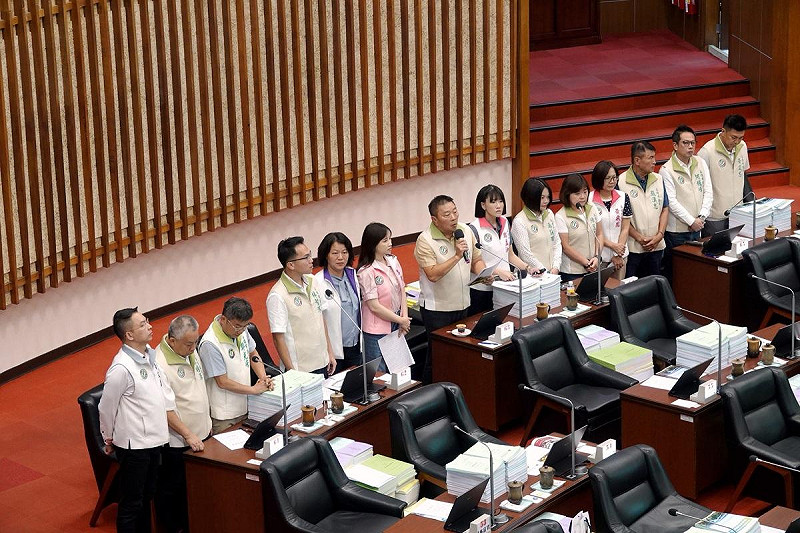 民進黨團要求陳其邁說明市府確切作為,強調高雄不怕被批評,但拒絕假消息。 圖:高雄市議會/提供
