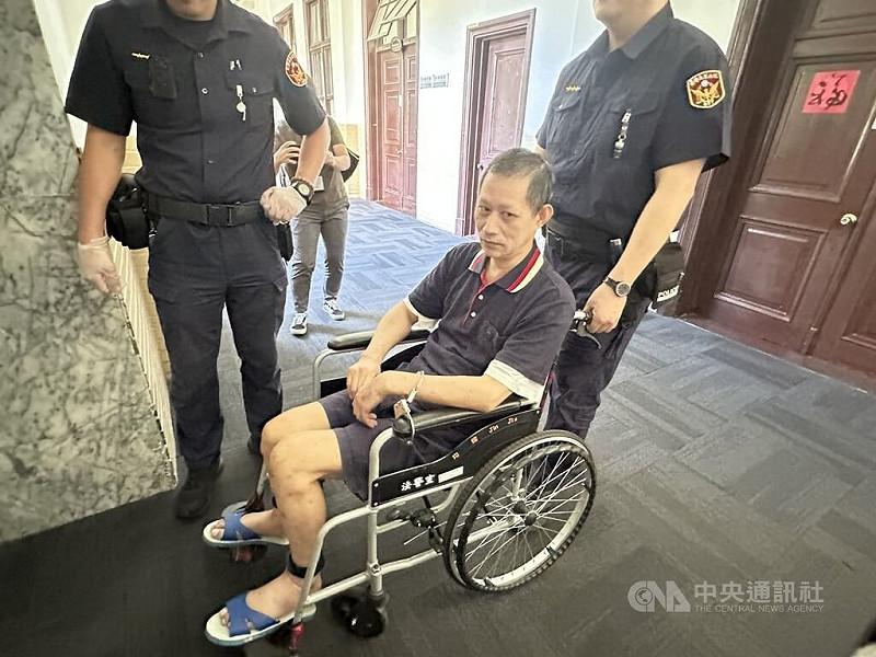 死囚之一犯下性侵殺人的「中山之狼」徐偉展（圖）聲請再審，7日在法警戒護下，坐著輪椅出庭。中央社記者劉世怡攝  114年10月7日   