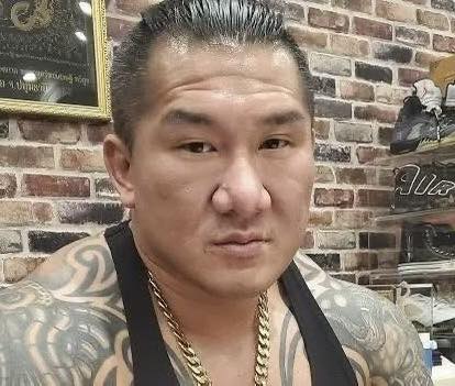 趙曉慧指出，館長47歲現「破顴紋」，象徵事業與健康走衰，且與柯文哲、黃國昌同為「倒三角臉」，運勢恐轉壞。   圖：翻攝自趙曉慧　臉書專頁