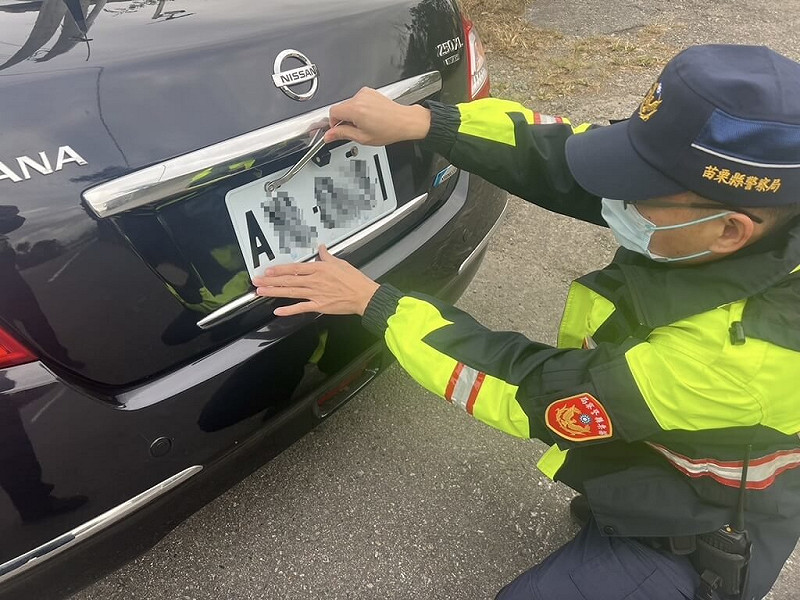 道路交通管理處罰條例第12條修正條文9月底上路，大幅提高偽造車牌相關罰則。苗栗縣警察局7日表示，因應新制已規劃多項取締作為，除加強重點路段路檢勤務及與監理機關資料串聯外，並運用大數據比對異常車牌，全力查緝假牌車輛。（苗栗縣警察局提供）中央社記者管瑞平傳真　114年10月7日   