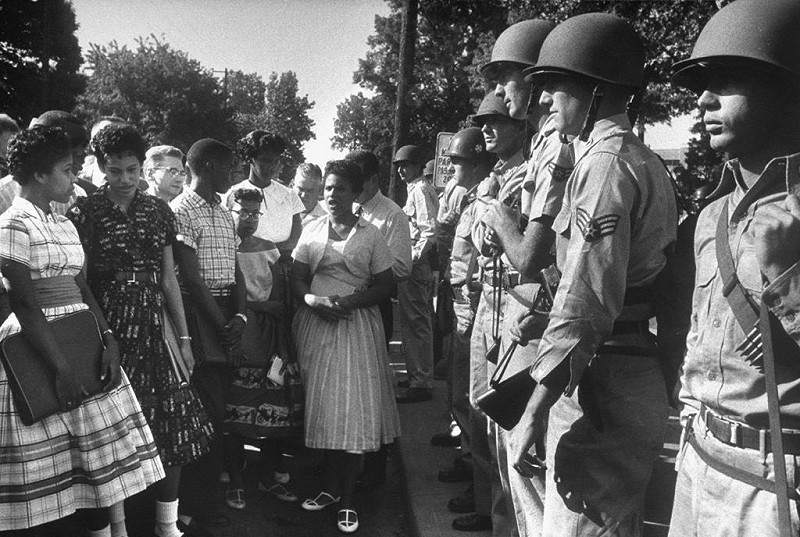 1957 年的小岩城事件中，阿肯色州長以國民警衛隊阻止黑人學生合法地進入學校，時任美國總統艾森豪動用 101 空降師護送學生。   圖：翻攝自 X《Andy froemel》