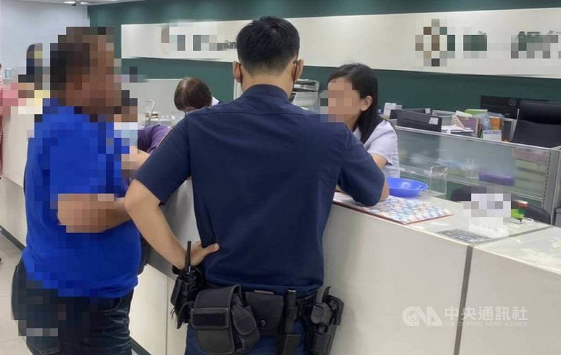 台中市陳姓男子（左）在網路認識自稱婚姻仲介的男子，對方稱可媒介外籍配偶，陳男日前到銀行欲匯款新台幣36萬元聘金與仲介費，行員察覺有異通報員警到場，勸說後成功阻詐。（翻攝照片）中央社記者蘇木春傳真　114年10月7日   
