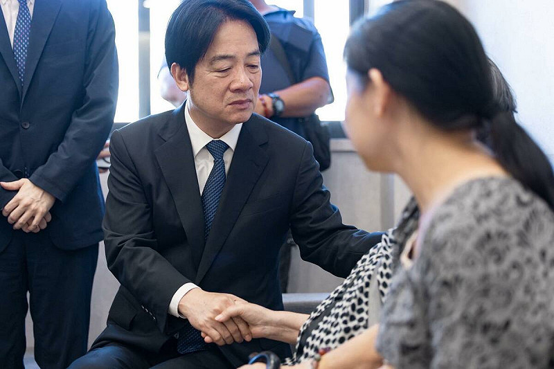 賴清德赴「挖土機超人」林鴻森的靈堂捻香致哀。   圖：翻攝自賴清德臉書