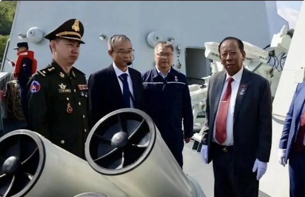 柬埔寨預計在今年結束前，接收中國交付的兩艘 056C 型導彈護衛艦。圖為前柬埔寨國防大臣狄班(右)訪華時，參觀已建造完成的 056C 艦艇。   圖：翻攝自 騰訊網 沉浮歐羅巴