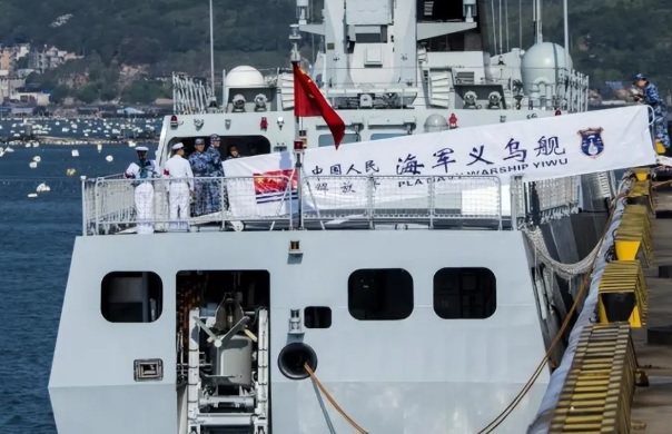 有中國專家分析認為，柬埔寨海軍的作戰實力將在接收 056C 艦艇後大幅上升，強調中國將加強與柬埔寨間的合作，並深化自身對南海與東南亞地區的影響力。圖為中國海軍的 056 型導彈護衛艦「義烏號」。   圖：翻攝自 騰訊網 沉浮歐羅巴