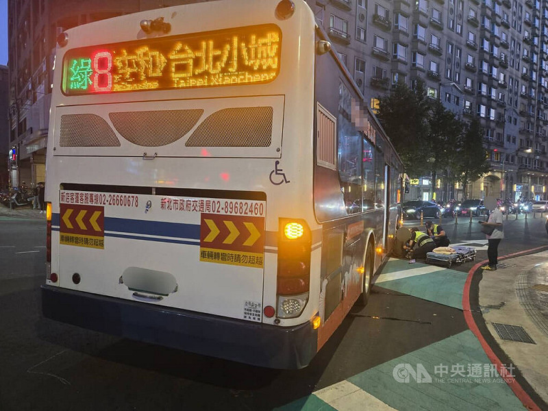 新店客運57歲郭姓駕駛6日晚間在中和區中和路要右轉景安路時未禮讓行人，撞上走在行人穿越道的85歲邱姓婦人，警方與救護人員到場發現婦人雙腿遭輾骨折，協助脫困後送醫，所幸並無生命危險。（翻攝畫面）中央社記者曹亞沿傳真　114年10月7日   