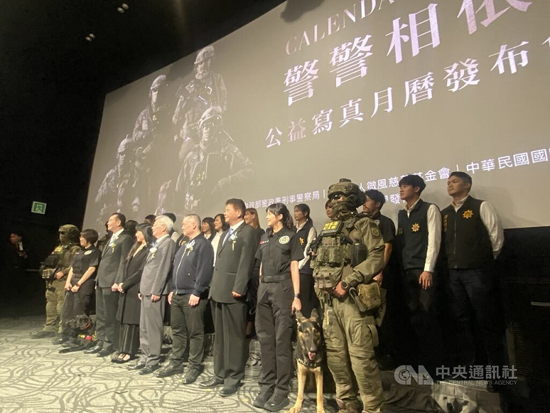 刑事局攜手微風慈善基金會等單位共推「警警相依」2026年公益寫真月曆，以刑警與警犬的真實互動影像為主軸，義賣所得將捐贈保三總隊警犬分隊。中央社記者黃麗芸攝　114年10月7日   