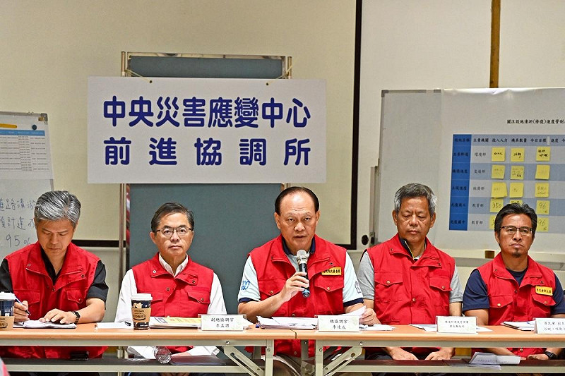 針對林鴻森敗血症離世，季連成（中）代表中央致上萬分追悼之意，並敬致20萬元慰問金。   圖：行政院提供