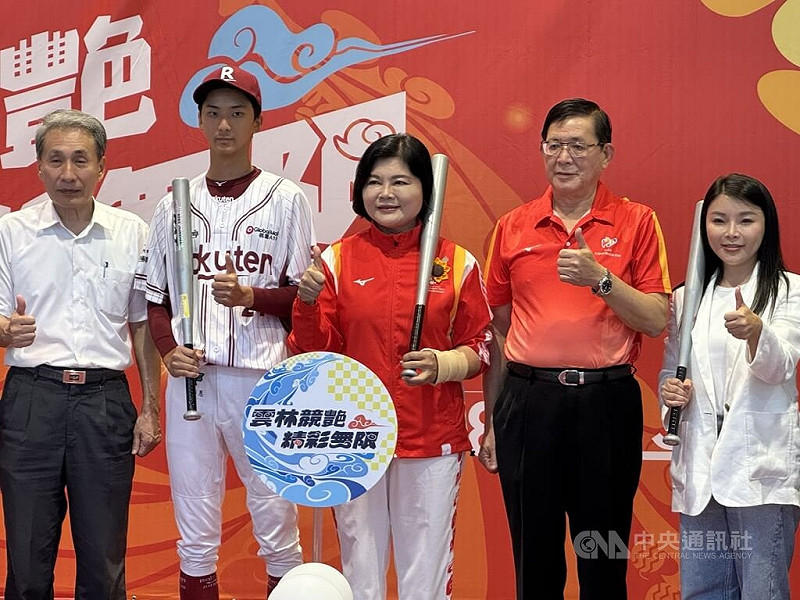全國運動會18日登場，雲林縣長張麗善（中）7日出席賽前記者會，中華職業棒球大聯盟樂天桃猿隊投手鍾亦恩（左2）也現身為選手加油。右為中國國民黨籍立法委員張嘉郡。中央社記者姜宜菁攝　114年10月7日   