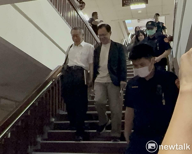 民眾黨前主席柯文哲（左）、民眾黨立委張啓楷（右）。   圖：周煊惠 / 攝