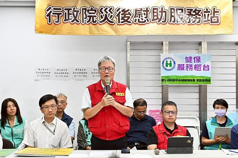 行政院7日下午舉行災後慰助服務站記者會，由政務委員陳金德（立者）說明災後慰助服務站啟動一站式服務相關作業。   圖：中央災害應變中心前進協調所提供