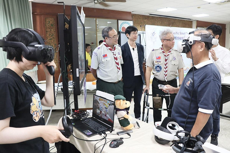 高雄大學攤位結合VR、AI 等技術打造沉浸式互動學習體驗。   圖：高雄市教育局/提供