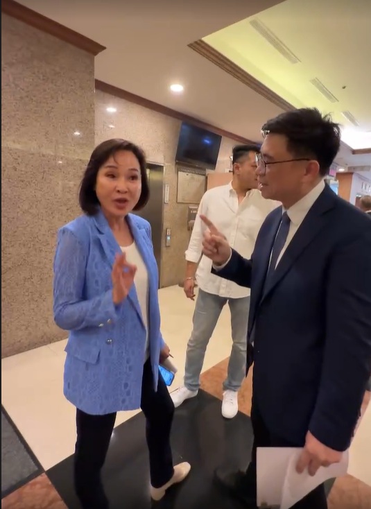 柯志恩辦公室指，今早民進黨立委賴瑞隆開完記者會後，在立法院突襲式堵柯志恩。   圖：柯志恩辦公室/提供