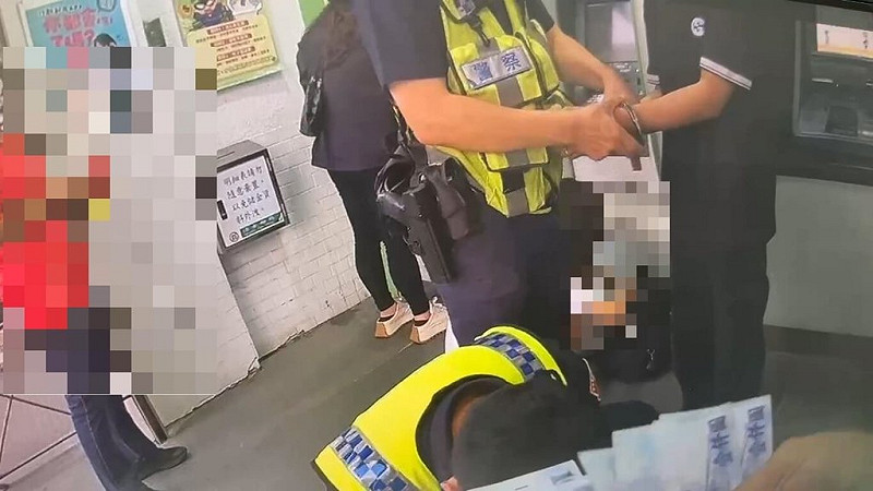 22歲杜姓失聯移工擔任詐騙集團車手，中秋節前夕在台中清水2處提款機提領2筆現金，共得手新台幣10萬元，遭警方當場逮捕，依法移送辦。（民眾提供）中央社記者趙麗妍傳真　114年10月8日   