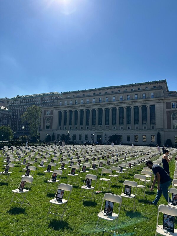  美國哥倫比亞大學也在廣場上安置1200把椅子紀念哈瑪斯大屠殺受難者。 圖：翻攝自 X 