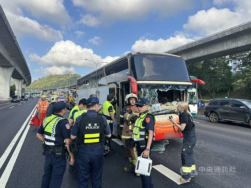 國道1號北上33.8公里五股路段8日上午發生車禍，1輛客運、1輛大貨車碰撞，共造成28人輕傷送醫，肇事責任待釐清。（翻攝照片）中央社記者王鴻國傳真  114年10月8日   