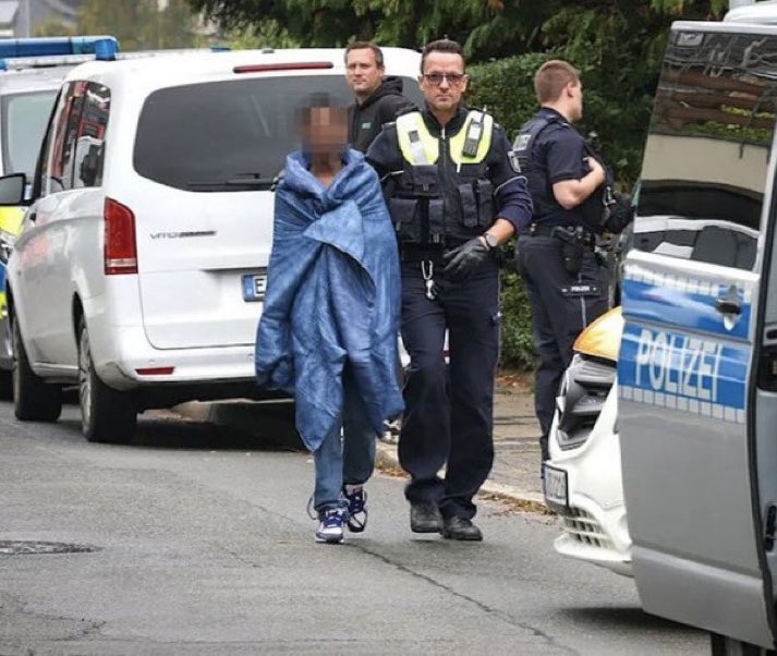  施塔爾策身中多刀倒臥地面，緊急送往醫院搶救，警方同時將她的養子帶回警局調查，據悉事發前鄰居曾聽見兩人激烈爭吵。 圖：翻攝自 X 