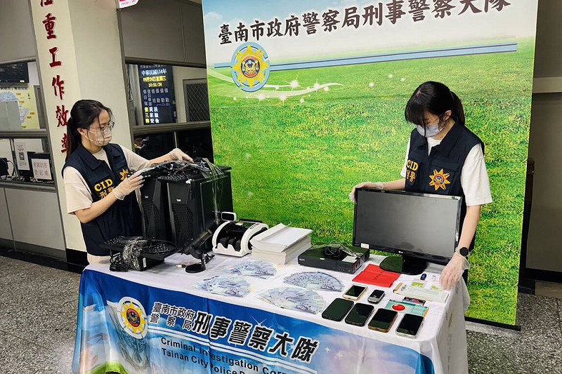 台南市刑警大隊8日宣布查獲不法集團騙取民眾個資，在虛擬貨幣交易所註冊大量人頭帳戶，提供詐欺集團洗錢，破獲一處機房並起出大量證物。（警方提供）中央社記者楊思瑞台南傳真  114年10月8日   