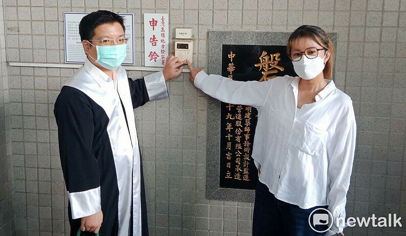 周銹玉(右)由律師陪同按鈴申告許采蓁。 圖:孫家銘攝