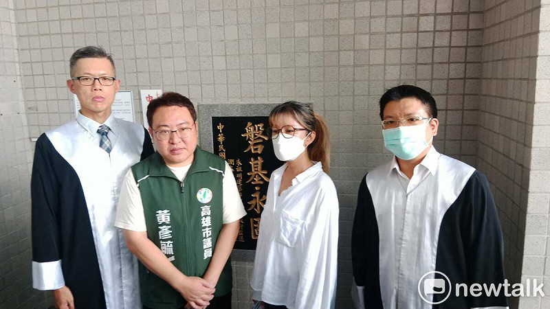 賴瑞隆辦公室及里長周銹玉共同前往雄檢按鈴申告柯志恩、許采蓁。 圖:孫家銘攝