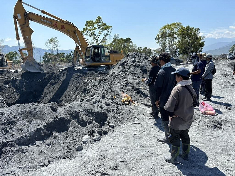 花蓮馬太鞍溪堰塞湖溢流致災，警消連日搜救，8日證實於砂石場附近尋獲車輛，內有罹難者，身分待確認。（民眾提供）中央社記者張祈傳真　114年10月8日   