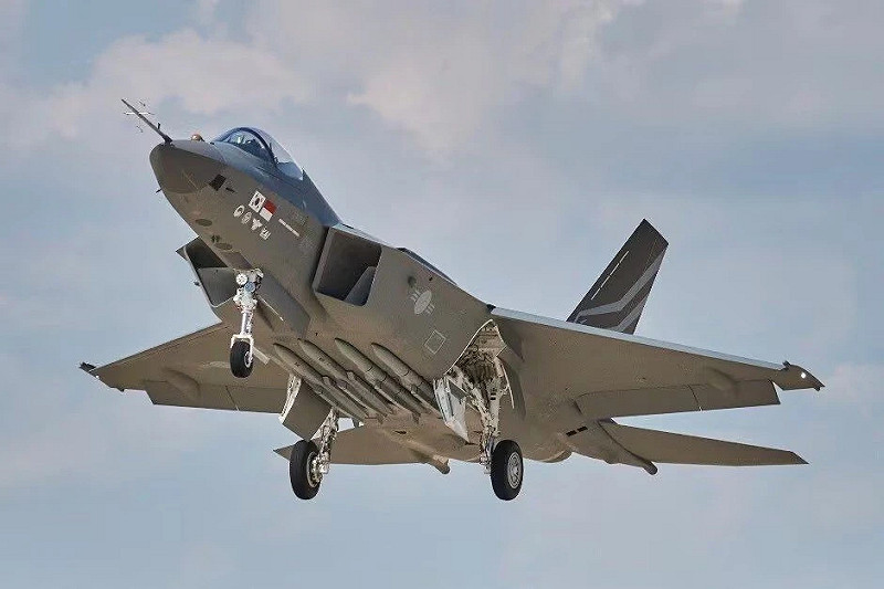 印尼空軍飛行員上（9）月30日首次登上韓國自製第五代戰機KF-21「獨立型」（Boramae）的雙座原型機。   圖：翻攝自 騰訊新聞@地球編輯