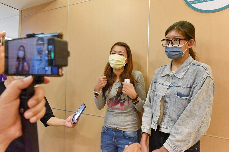 苗栗市日前發生隨機傷人案件造成3人受傷，其中為幫學童報警的林姓男子胸、腹及背部遭刺重傷，經急救撿回一命。林妻（左）8日說，丈夫慶幸自己擋了這2刀，否則可能會有更多學童受害。（苗栗縣政府提供）中央社記者管瑞平傳真　114年10月8日   