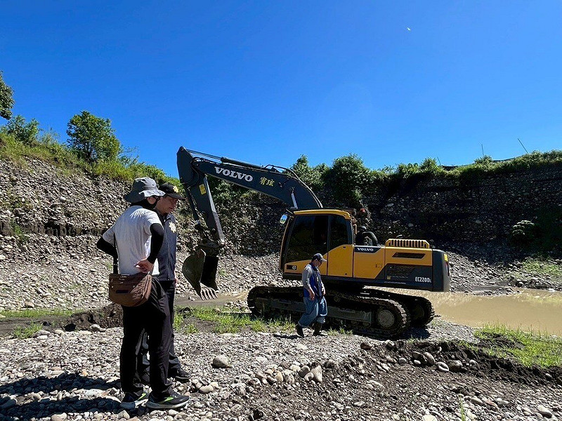高雄美濃遭盜採砂石案引發關注，橋頭地檢署近期破獲吉安段溪埔寮某地號農地遭盜採出現坑洞，深度達12公尺，且危害地下水源安全；依竊盜、廢清法等罪聲押羅姓主嫌等4人獲准，並查扣重型開挖機具怪手1台。（橋頭地檢署提供）中央社記者洪學廣傳真　114年10月8日   