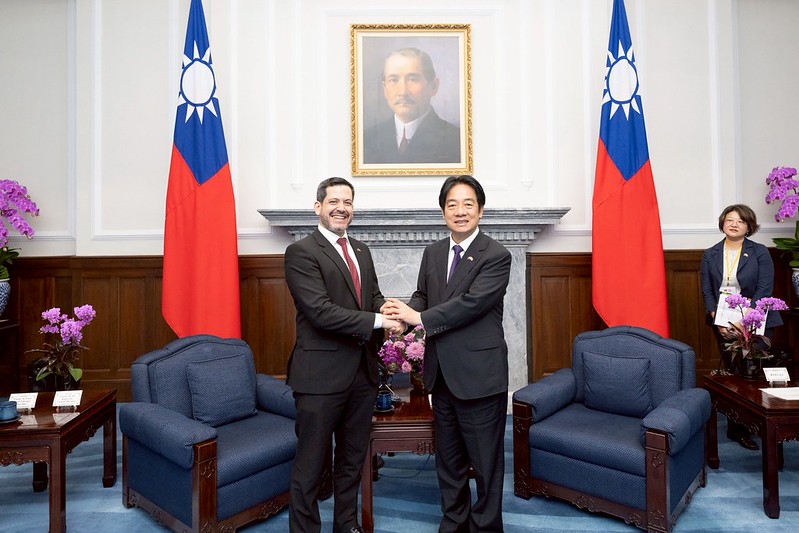 賴清德與巴拉圭共和國眾議院議長拉多雷（Raúl Luis Latorre Martínez）。   圖：總統府提供