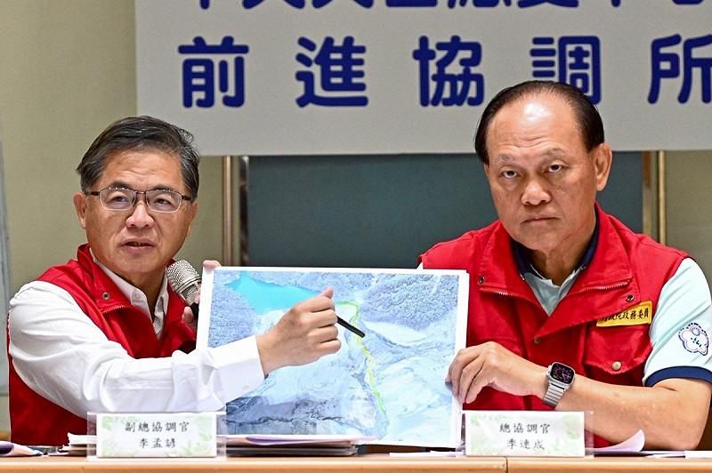 總協調官季連成在記者會現場透過無人機空拍圖說明，目前湖面及溢流口均正常無異狀，溢流水量無明顯增大，堰塞湖兩側山壁亦無崩塌現象。   圖：行政院提供