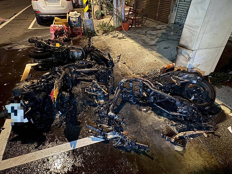 蔡姓男子8日凌晨騎乘普重機車，行經苗栗市中正路與至公路口，與自小客車發生碰撞，機車被撞飛滑行，又碰撞到停放在路旁的3輛機車，隨即起火燃燒。（警方提供）中央社記者管瑞平傳真　114年10月8日   