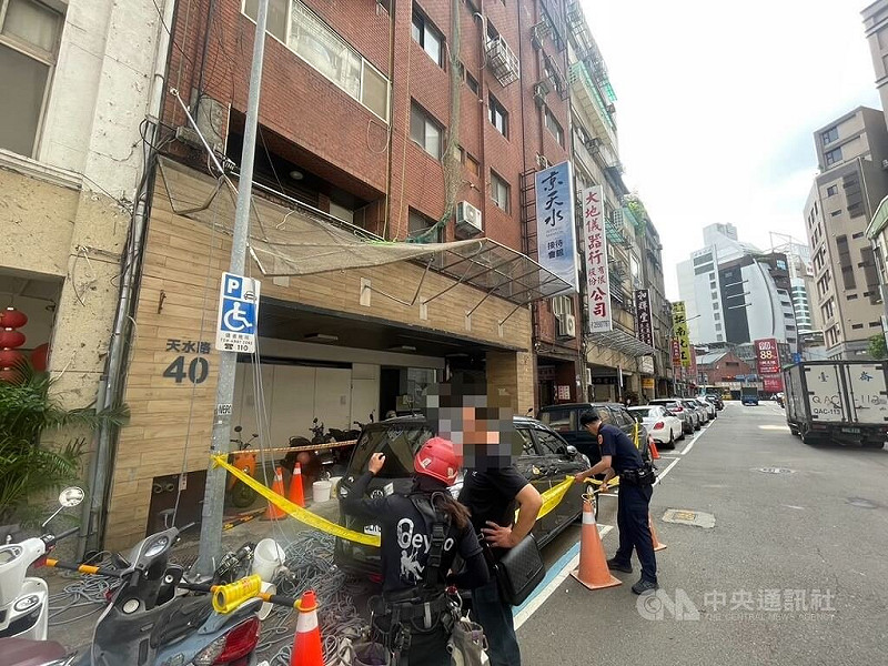 台北市有2名工人8日在大同區1棟建物進行外牆吊掛施工工程，因作業繩索鬆脫，造成2人約自8樓處墜落，警消獲報協助送醫治療，並於現場拉起封鎖線。（翻攝照片）中央社記者黃麗芸傳真　114年10月8日   