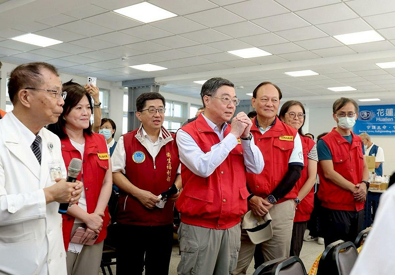 行政院長卓榮泰今(8)日慰勉醫療站第一線醫護同仁辛勞及防疫貢獻。   圖：行政院提供