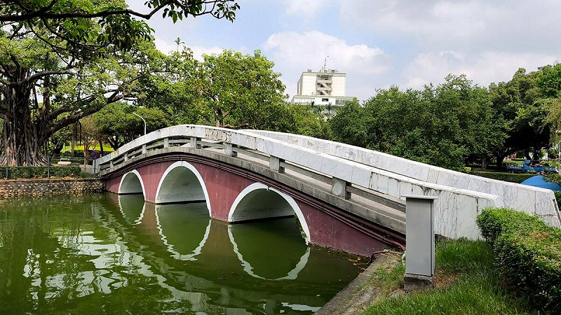 清潔人員執行勤務時發現園區湖內漂浮一具男性遺體。   圖：翻攝自「記者爆料網」